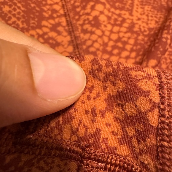 Athleta Ultimate 7/8 Tights Leggings With Stash Pockets Snake Print size M - Picture 11 of 12